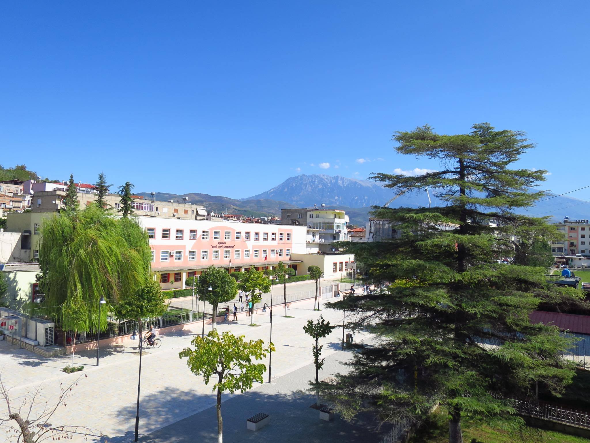 Blue sky over the school on Bulevardi Republika.