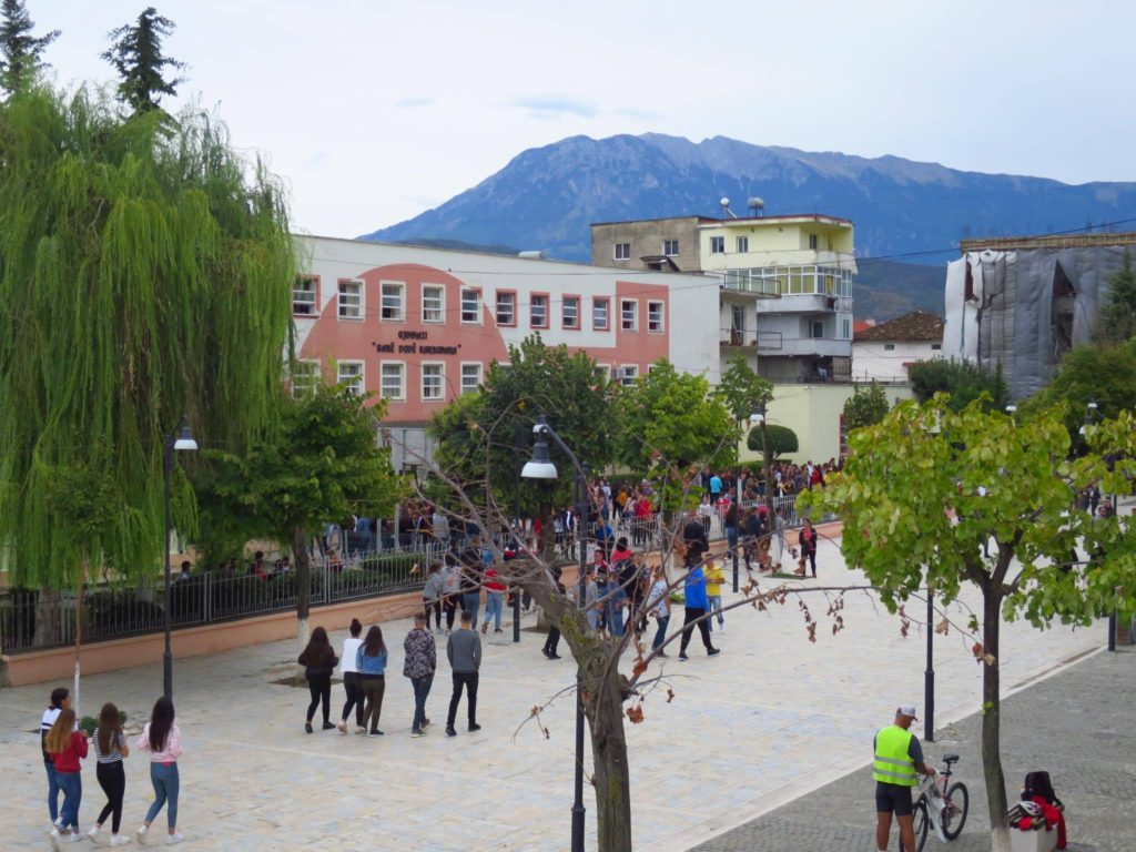 Students on Bulevardi Republika returning to school.