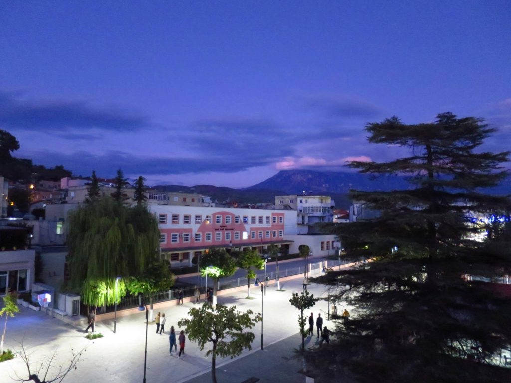 Evening view of the school on Bulevardi Republika.